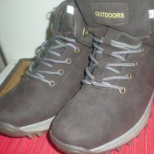 OUTDOORS Brand  Hiking Boots    NWOB  Brown  Size 8.5